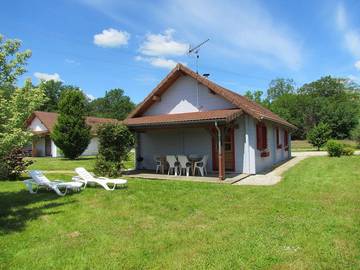 Chalet pour 6 personnes, avec piscine ainsi que jardin et terrasse dans le Jura