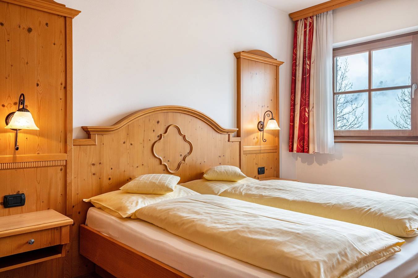 Entire apartment, Apartment 'Apartments Mirabell Nicole' with Mountain View, Shared Terrace and Wi-Fi in Livinallongo del Col di Lana, Dolomiti Superski
