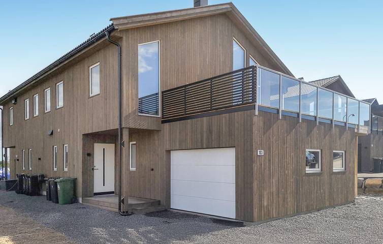 Feriehus for 10 personer, med terrasse og hage i Søgne 