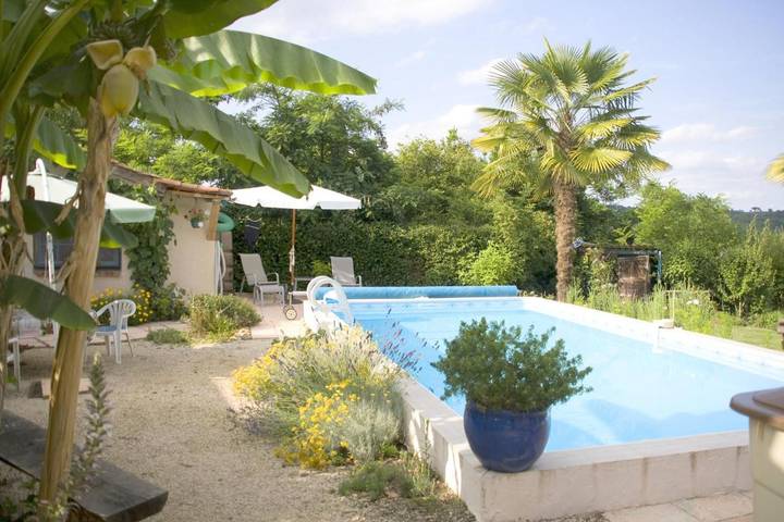 Chambre d’hôte pour 2 personnes, avec terrasse et vue ainsi que jardin et piscine