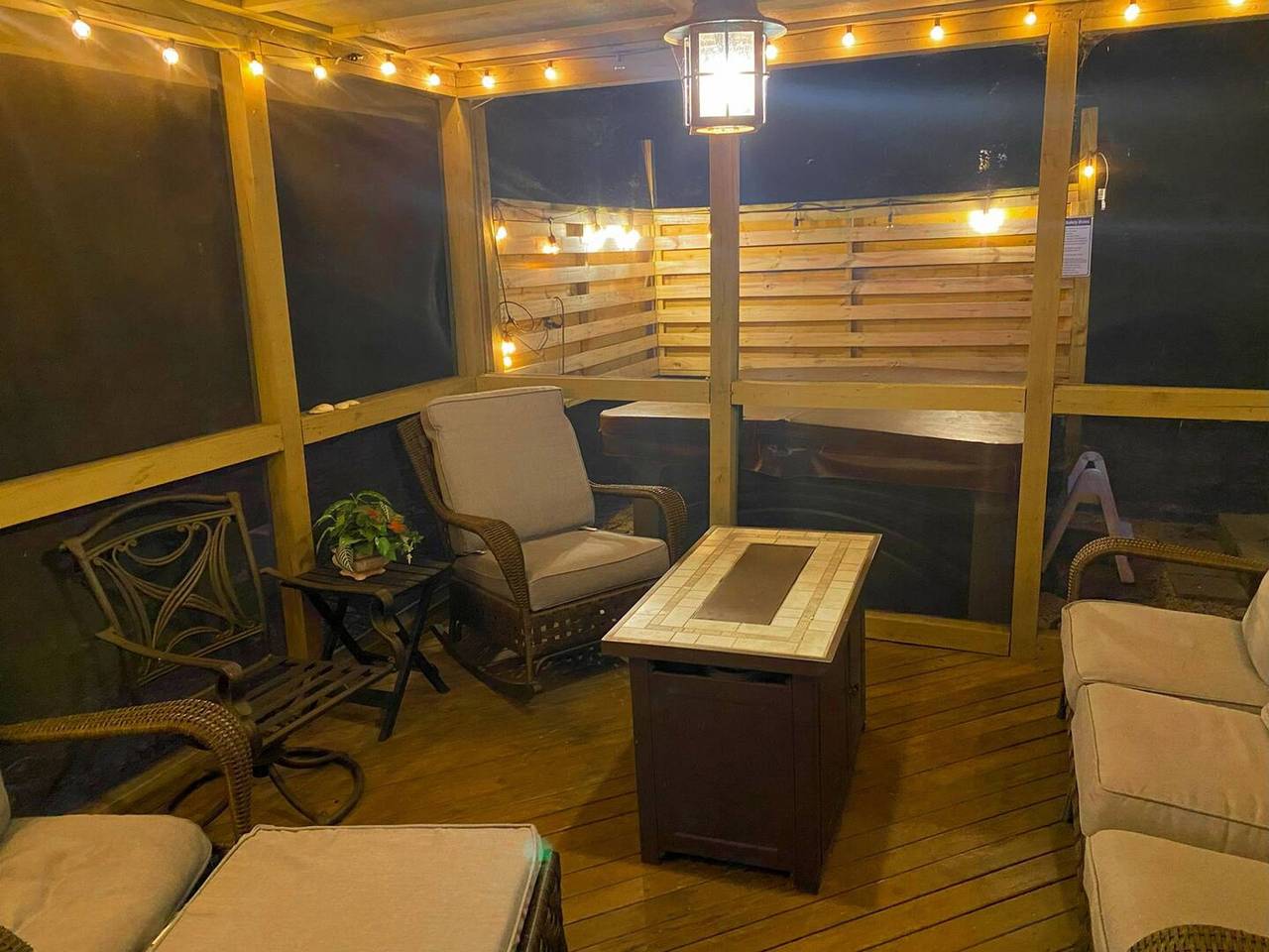 Pocono Mountain Home , Hot Tub- 1 Mile to Skiing! in Long Pond