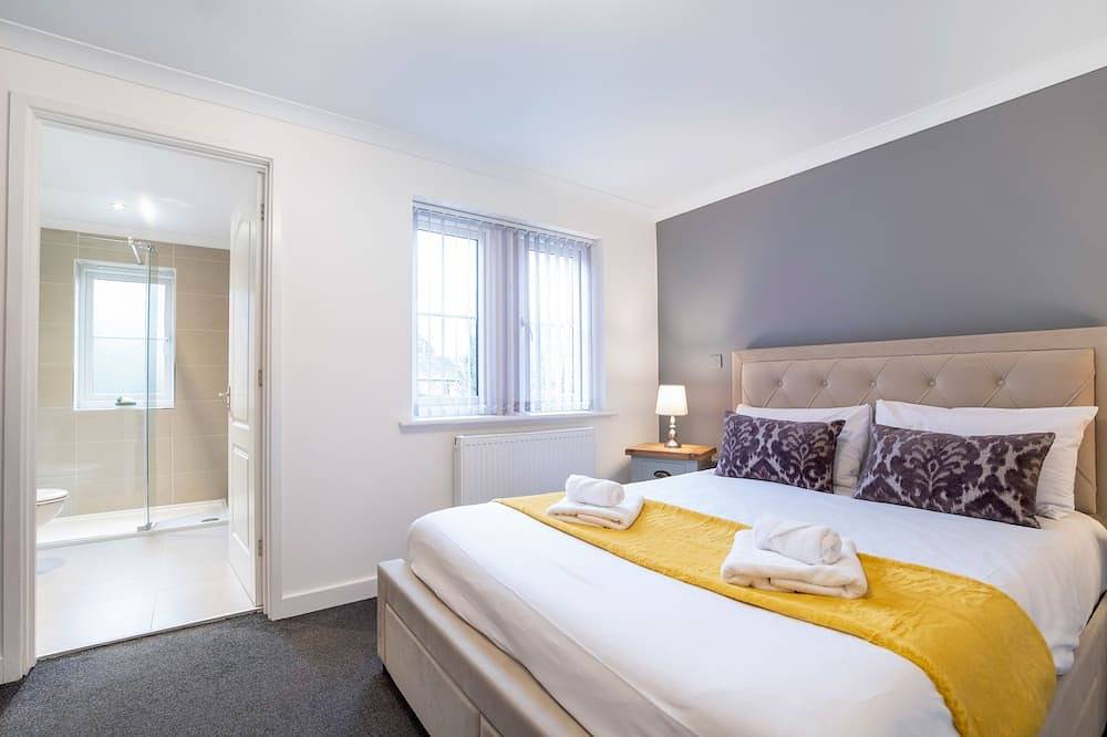 🔥30% Off 28+ nights stays - Large 4 bedroom close to town w/Parking🔥 in Peterborough