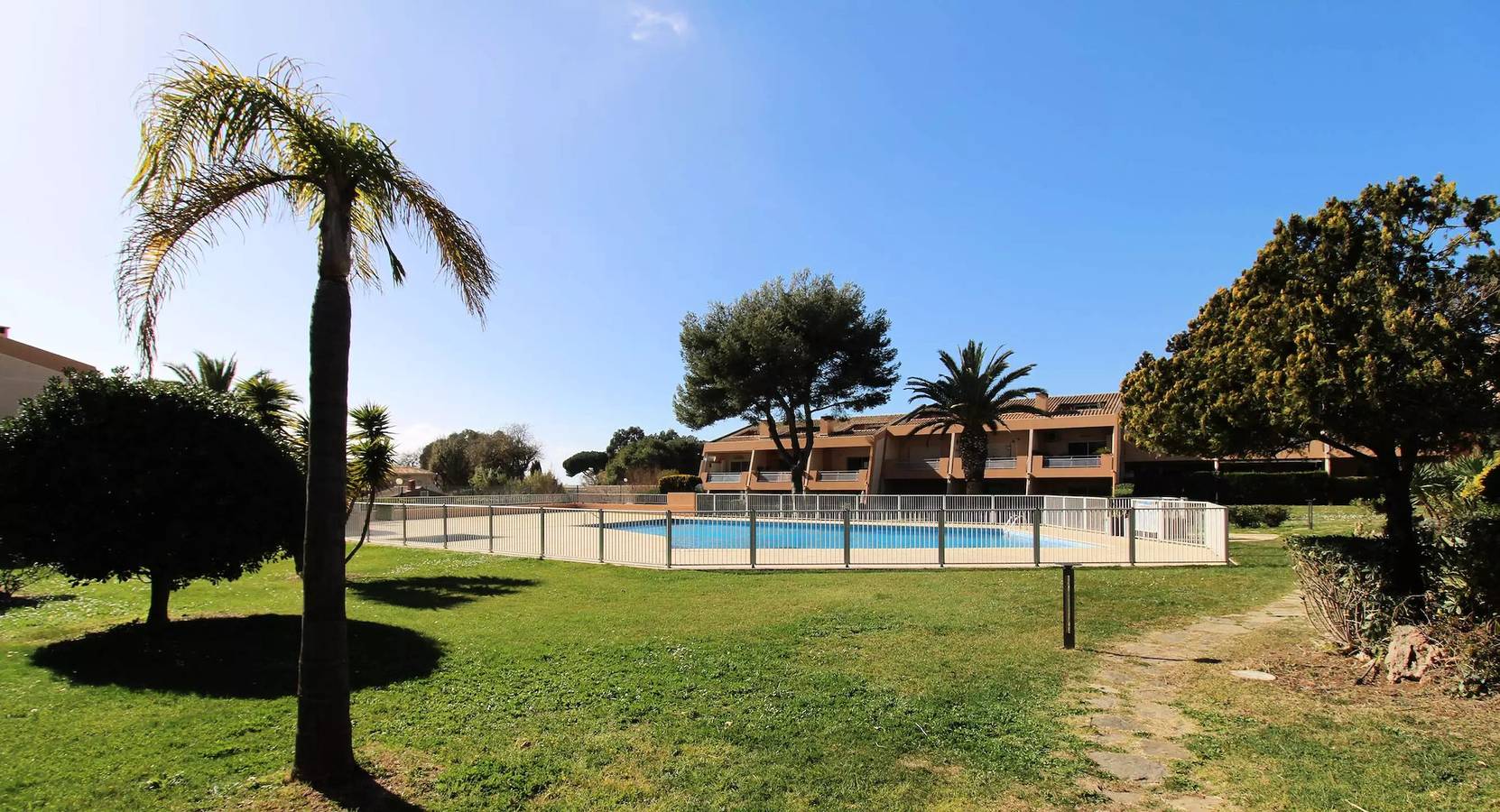 Apartamento entero, Apartamento con aire acondicionado para 4 personas cerca del mar con piscina en Pradet in Le Pradet, Region de Toulon
