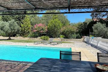 Gîte pour 3 personnes, avec jardin et terrasse à Sillans-la-Cascade