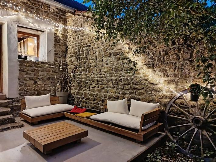 Glamping voor 9 personen, met tuin en terras in de Auvergne