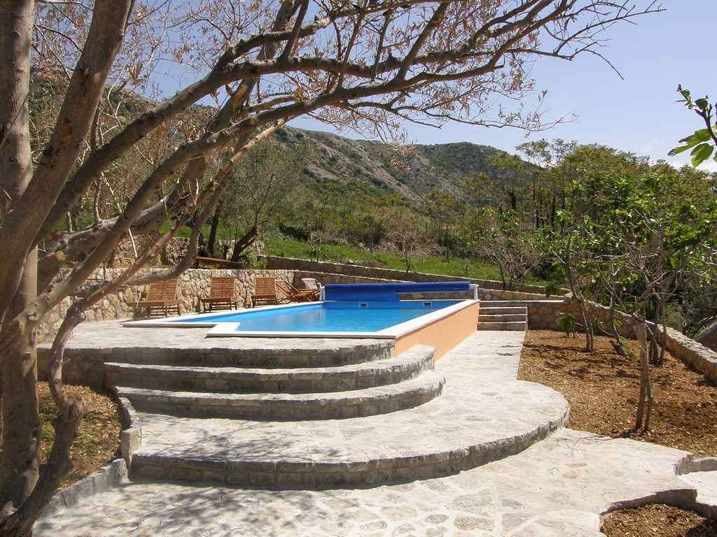 Villa traditionell eingerichtet mit Swimmingpool und Grillterrasse in Baska, Krk