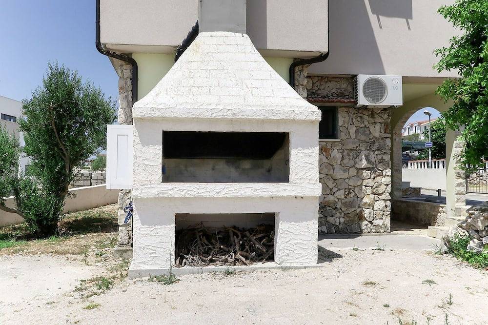 Precioso apartamento en villa para 4 personas con A/C, piscina, Wifi, Tv, balcón y aparcamiento in Rogoznica, Condado de Šibenik-Knin