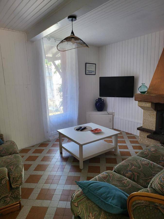 La maison rouge paisible maison de pays in Saujon, Côte de Beauté