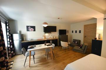 Gîte pour 2 personnes, avec terrasse et vue dans Arbent