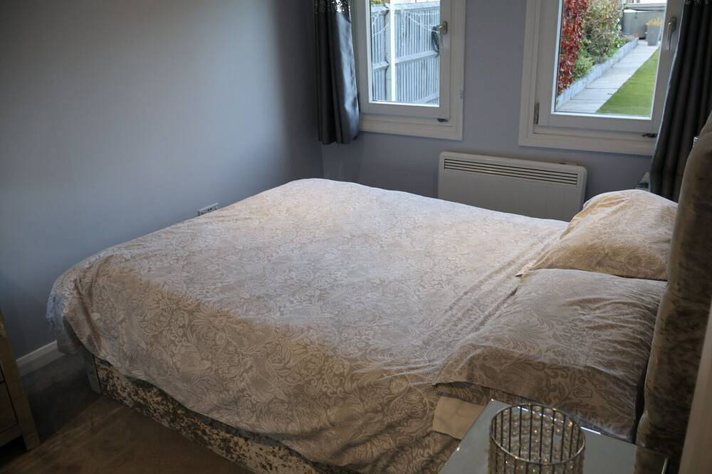 Modern cabin in residential area near 2 train stations with mainlines to London in Bromley, London