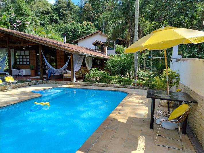 Casas e apartamentos de temporada para 8 pessoas, com piscina e balcão em Arujá