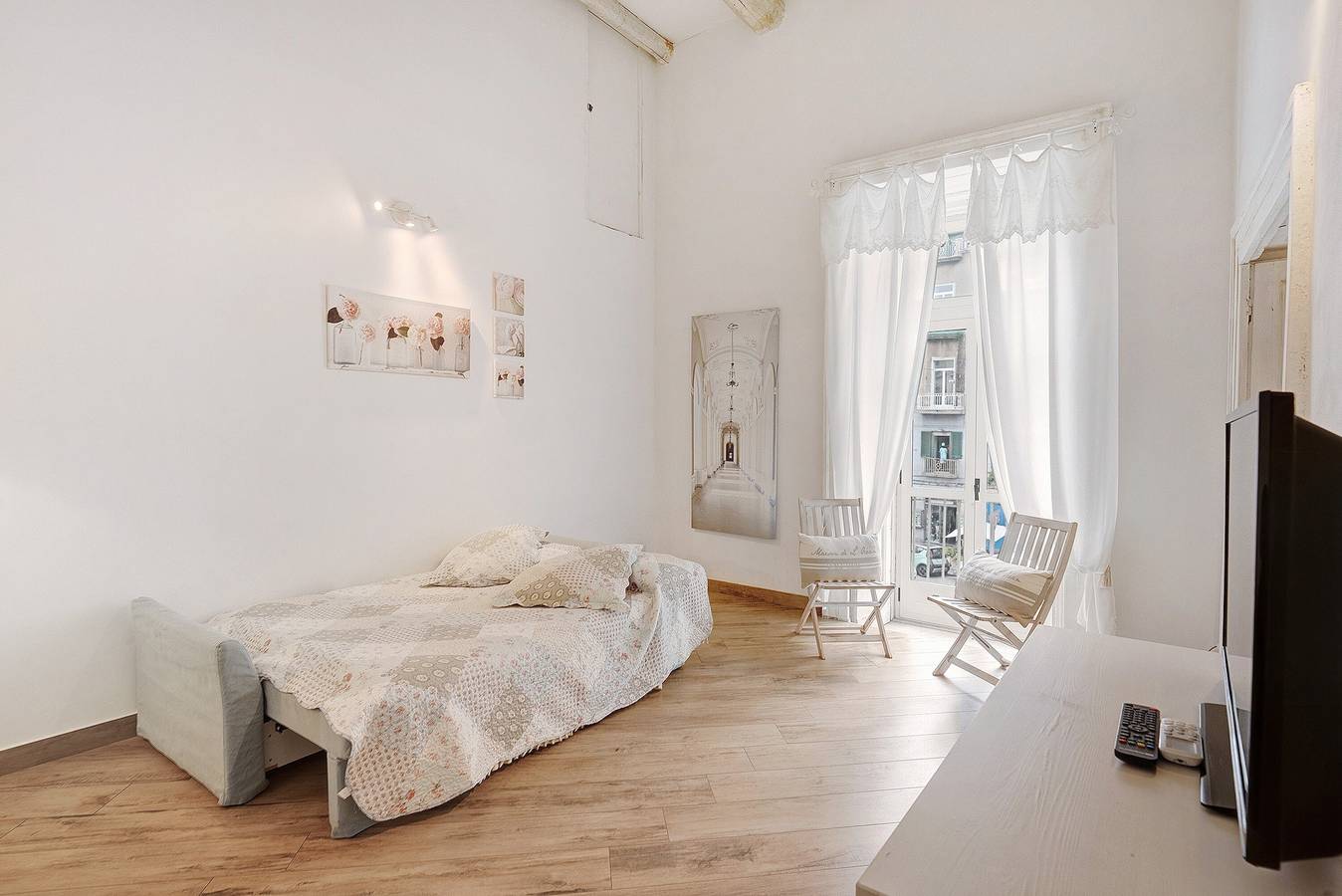 Apartment 'Familiare A Napoli Centro' with Balcony, Wi-Fi and Air Conditioning in Naples, Naples Province