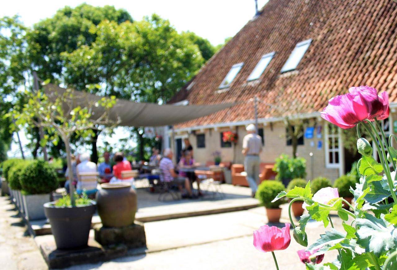 Houseboats Pean-buiten Weidum in Littenseradeel, Friesland