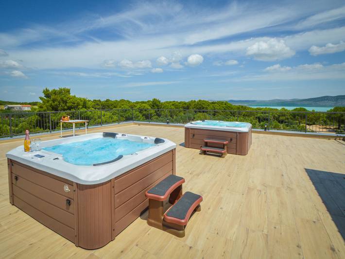 Ferienwohnung für 6 Personen, mit Balkon und Terrasse sowie Garten und Seeblick in Drage (Pakoštane)