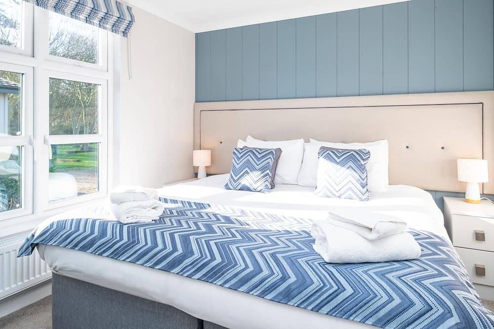 Entire apartment, Sea Breeze  - sleeps 6 guests  in 3 bedrooms in Sizewell, Suffolk