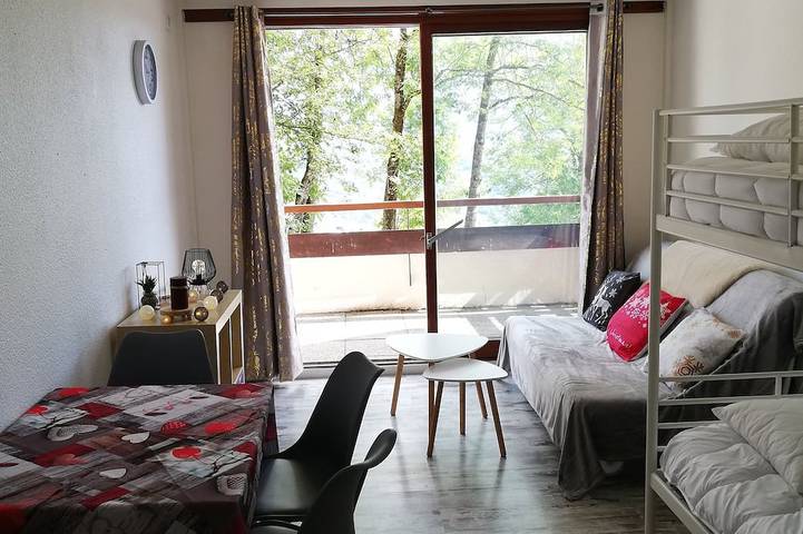 Location de vacances pour 4 personnes, avec jacuzzi et sauna ainsi que terrasse et piscine dans Le Corbier