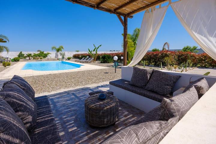 Ferienwohnung für 12 Personen, mit Terrasse und Garten sowie Pool und Ausblick in Mesagne