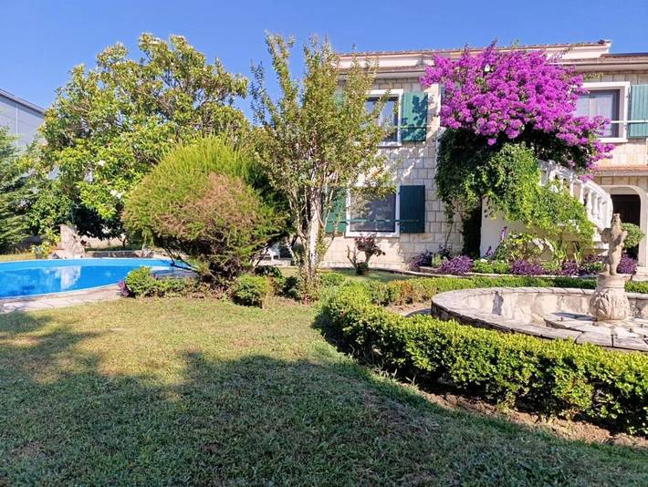 Location de vacances pour 3 personnes, avec Balcon et Jacuzzi ainsi que Terrasse et Jardin dans Bar - 2