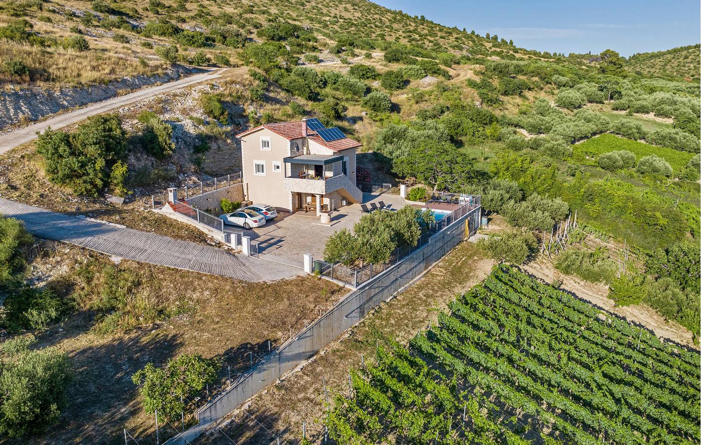 Gemütliche 150 m² große Ferienwohnung mit Pool, Terrasse und WLAN, 1 km von der Küste entfernt in Sibenik, Šibenik-Knin