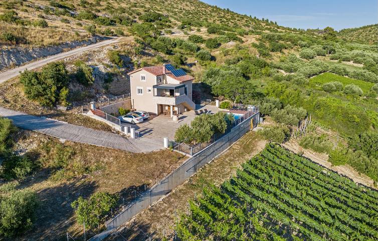Gemütliche 150 m² große Ferienwohnung mit Pool, Terrasse und WLAN, 1 km von der Küste entfernt in Sibenik, Šibenik-Knin
