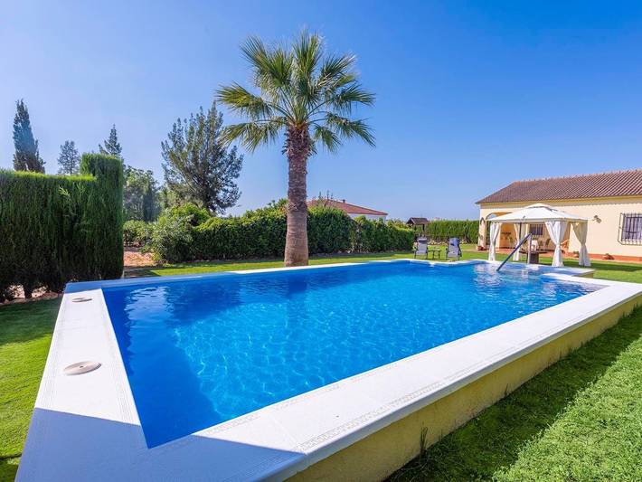 Apartamento para 4 personas, con Terraza además de Jardín y Piscina en Marchena