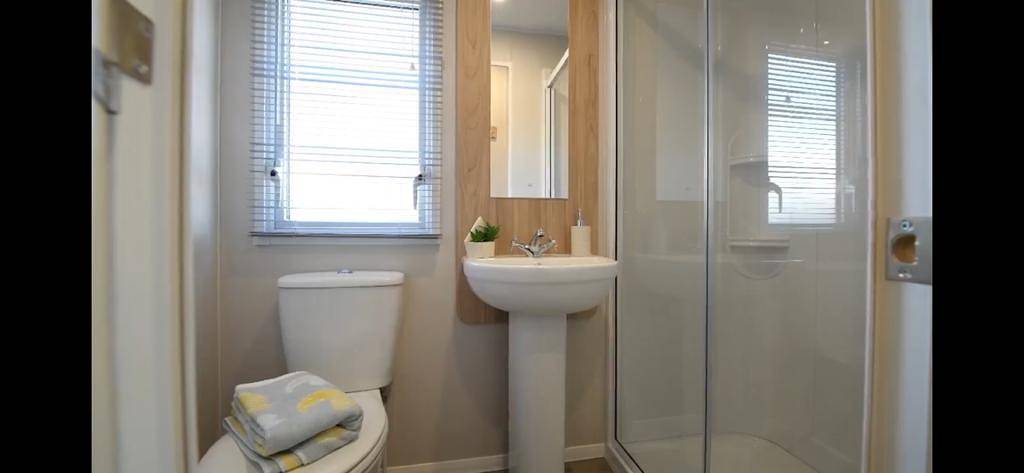 3 Bed Caravan - Sleeps 6 - Parking - Wifi in Mersea Island, Colchester
