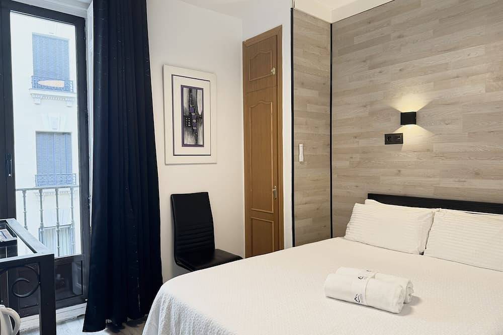Bright Double Room with Bathroom Gran Via | 035 in Centro (Madrid), Madrid