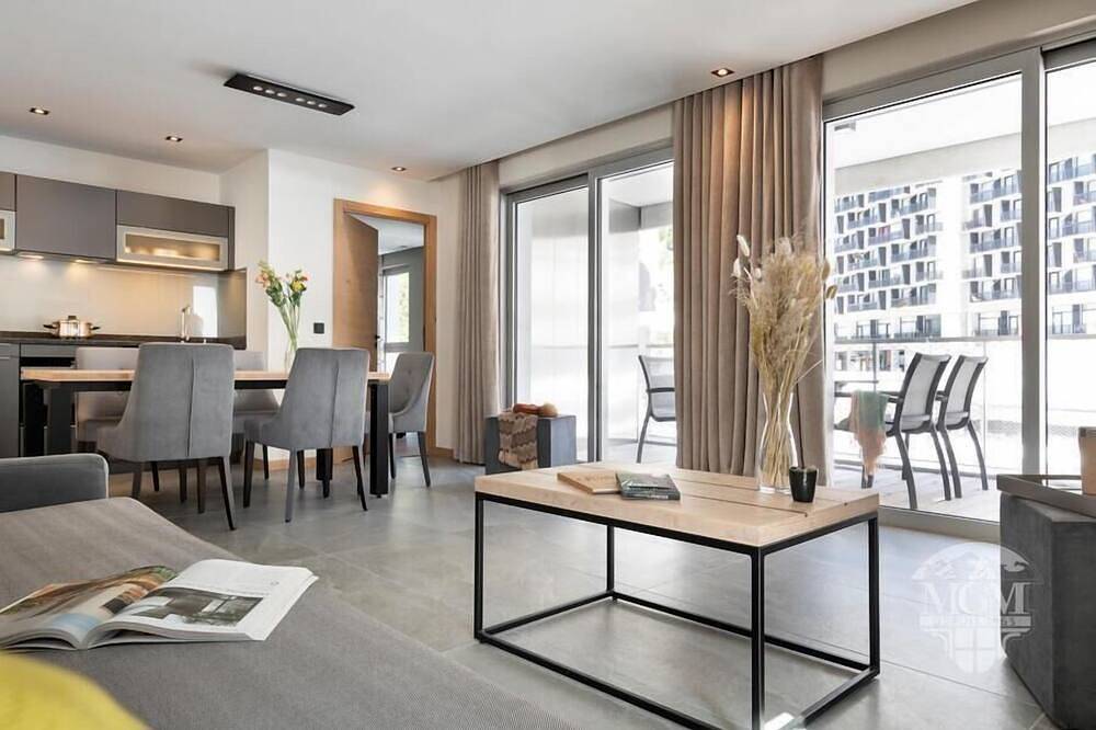 Apartamento entero, Wifi, ski-in/ski-out & foot of the slopes, view village, swimming pool, sauna, hammam, balcony in Flaine, Arâches-la-Frasse