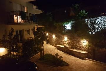 Gîte pour 2 personnes, avec balcon et jardin dans Risan