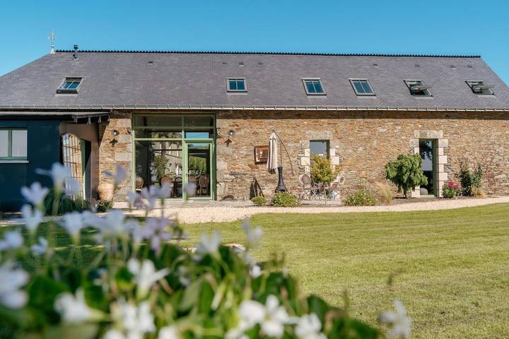 Location de vacances pour 4 personnes, avec vue et piscine ainsi que jardin et sauna à Neulliac - 2