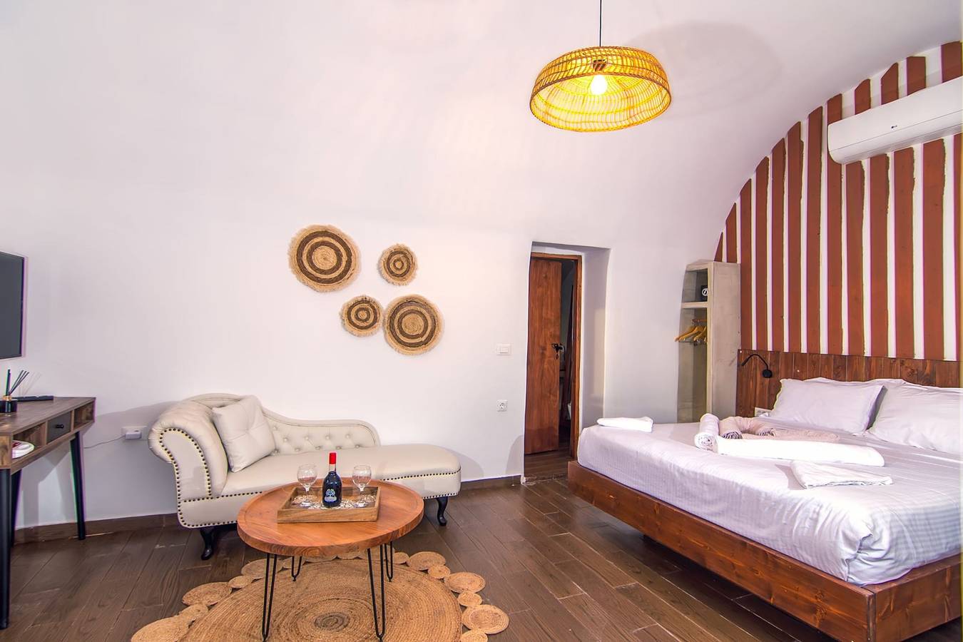 Apartamento entero, Santorini Rooftop Hot Tub Suite w  Panoramic Views in Acrotiri, Santorini