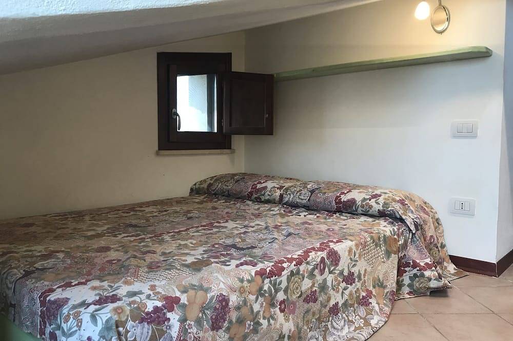 Entire apartment, Top floor small loft overlooking the old town near to the beach in Oristano, Campidano