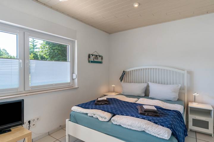 Ganze Wohnung, Apartment, 20 qm, wohn-/schlafzimmer mit küchenzeile, private kleine terrasse, max. 2 personen in Hooksiel, Wangerland