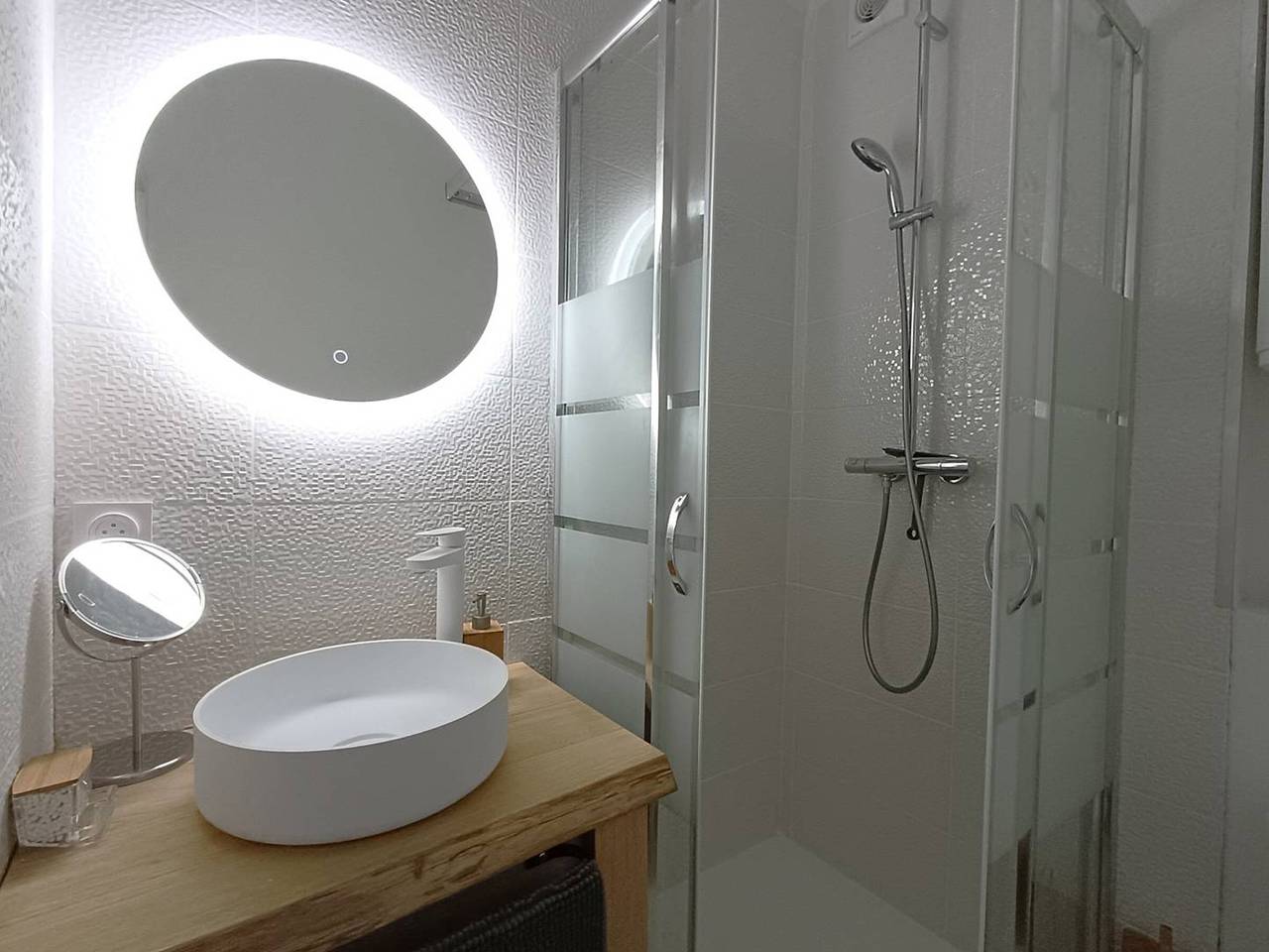 Appartement entier, Appartement rénové au centre de Trébeurden, 400m de la plage, proche commerces in Trébeurden, Côte de Granit Rose