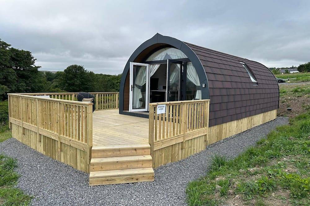 Luxury Glamping Pod  With New Hot Tub - Sleeps 4+2 - Along the Nc500 route in Highlands