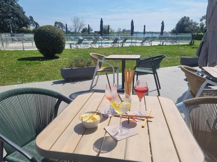 Hôtel pour 4 personnes, avec Terrasse et Jardin ainsi que Piscine et Vue à Fos-sur-Mer - 3