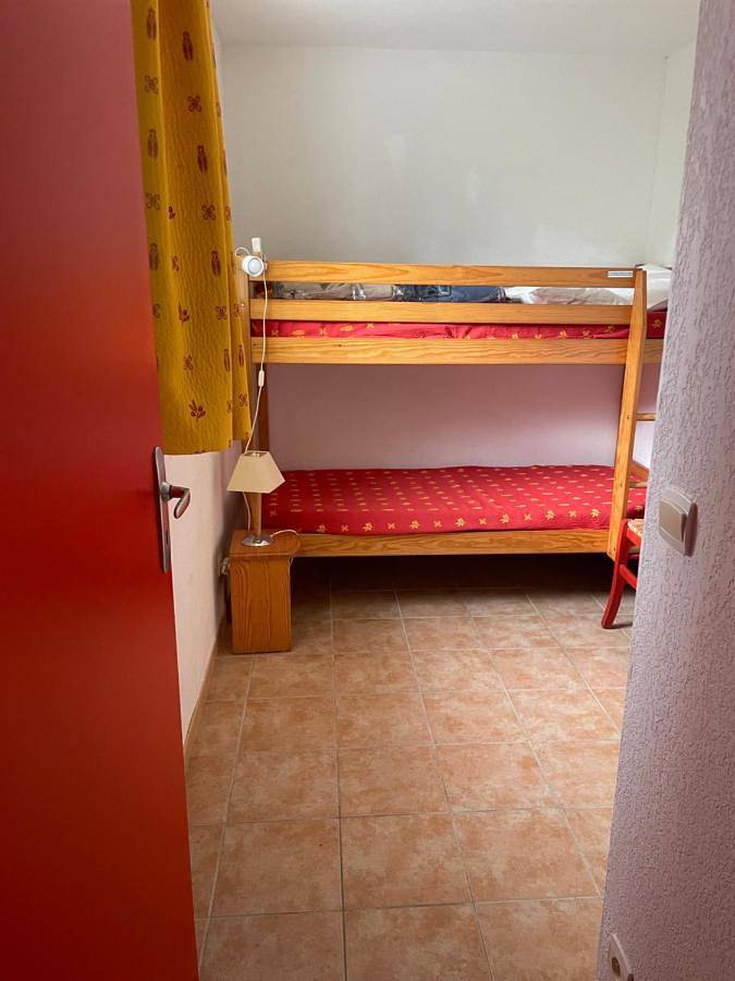 Gîte pour 8 personnes, avec vue ainsi que vue sur le lac et balcon dans Lac de la Raviège - 4