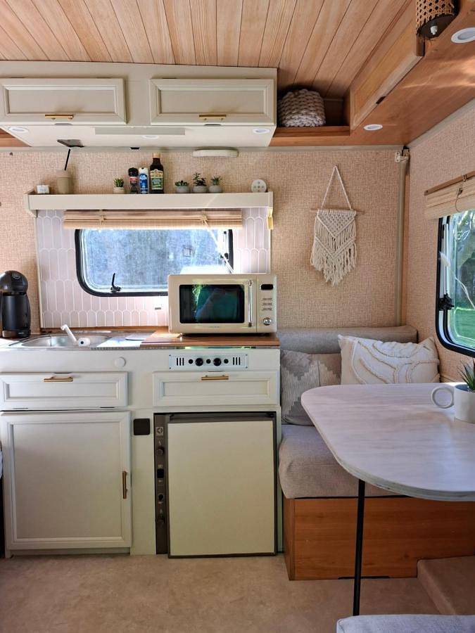 Location de vacances pour 2 personnes, avec terrasse ainsi que vue et jardin à Fosses-la-Ville - 4