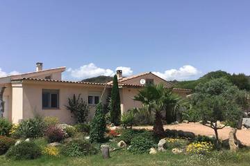 Location de vacances pour 6 personnes, avec piscine et jardin ainsi que jacuzzi et terrasse à Figari