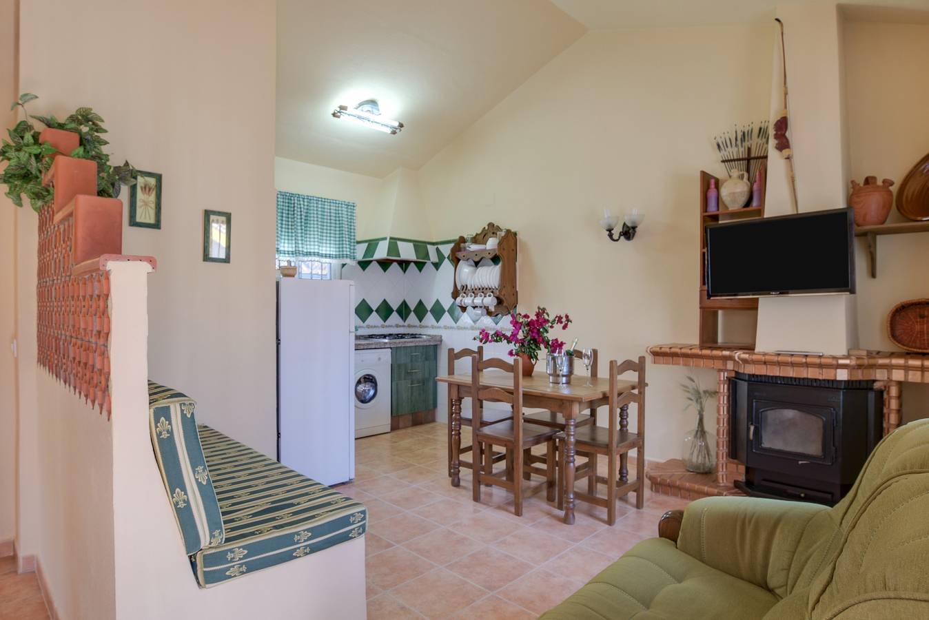 Air-Conditioned Holiday Home “Casa Buganvilla” with Terrace & Wi-Fi in Conil de la Frontera, Costa de la Luz