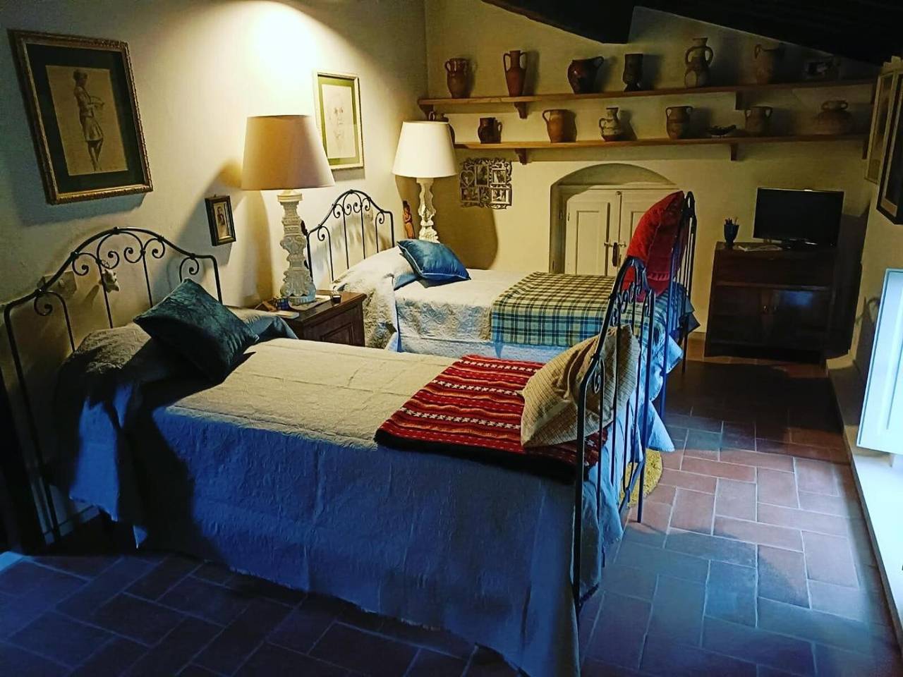 Room 'Camera Auri -Marinsky' with Shared Garden, Wi-Fi and Air Conditioning in Pietrasanta, Italian Riviera