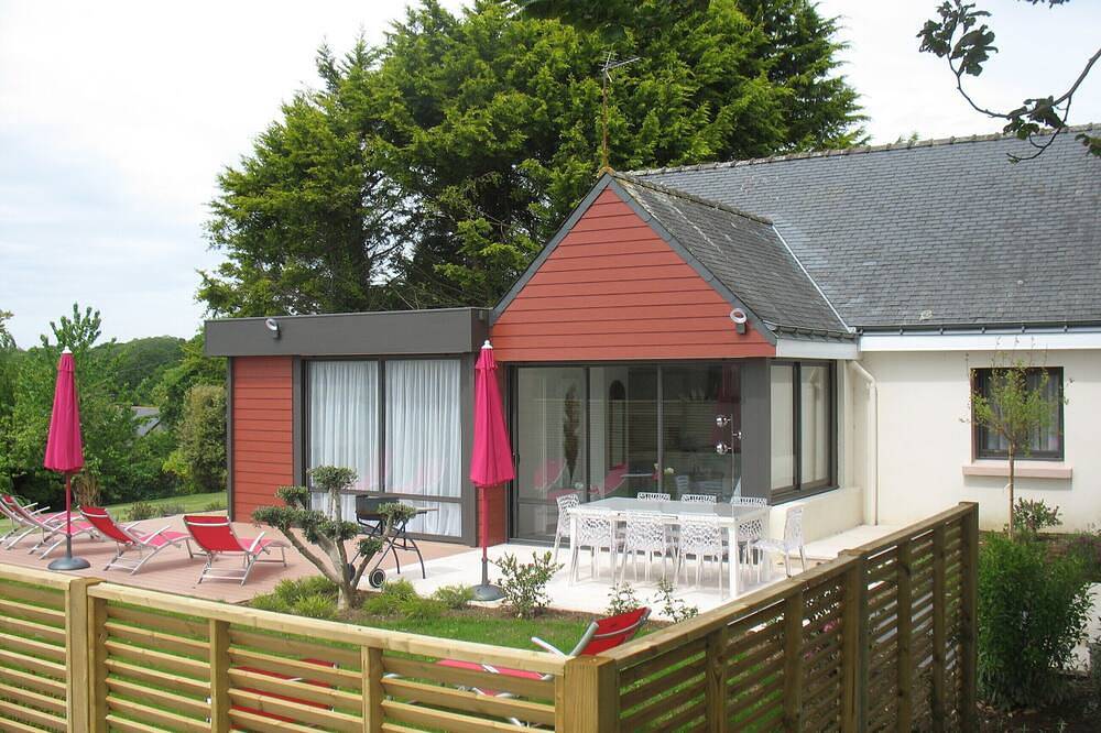 Casa 4 * piscina Wifi gratis 28 °; Tenis; Parque arbolado de 15,000 m²; estacionamiento in Clohars-Carnoët, Côte de Cornouaille