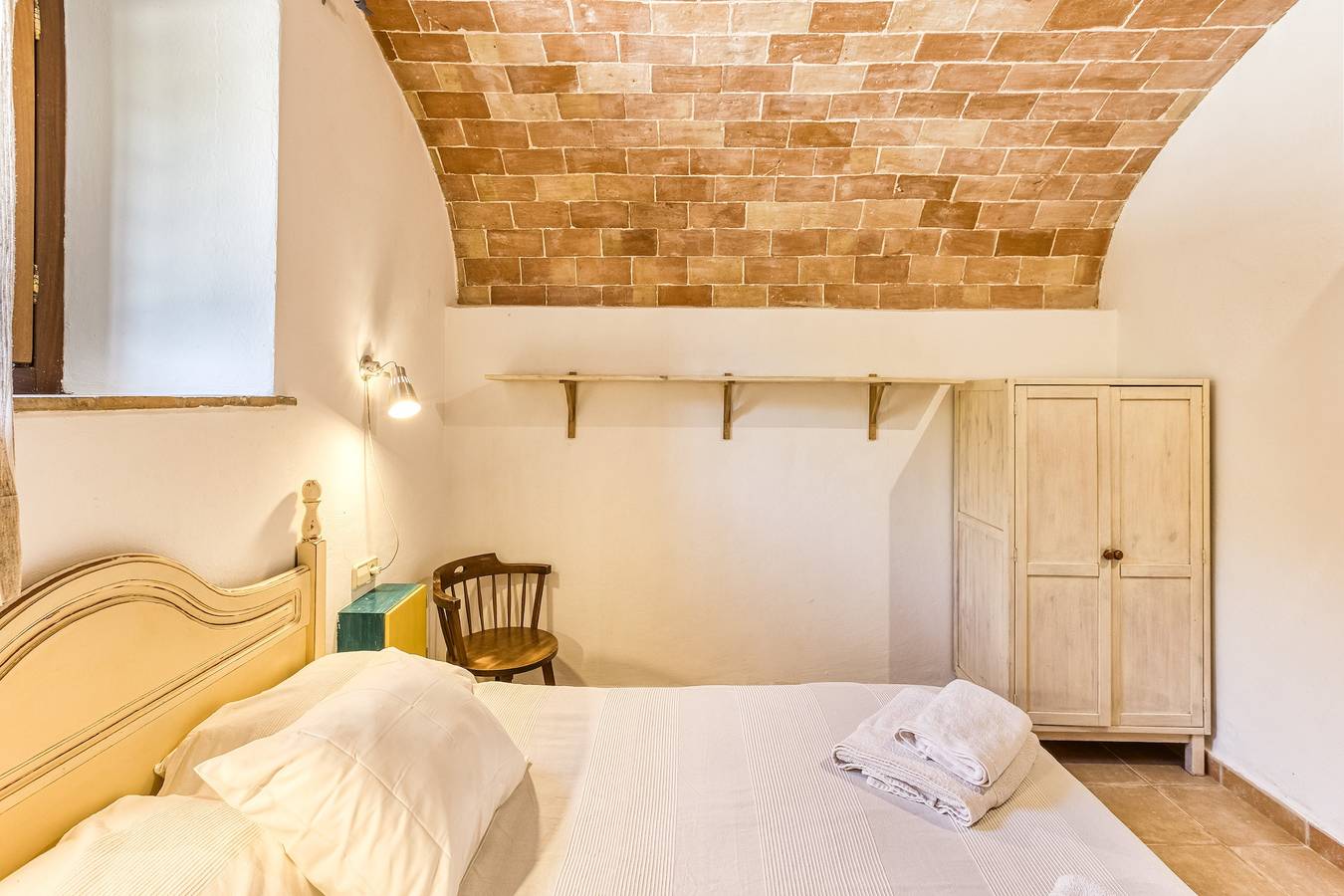 Habitación 'Tarongina' con piscina compartida, terraza compartida y Wi-Fi in Borrassá, Alt Empordà