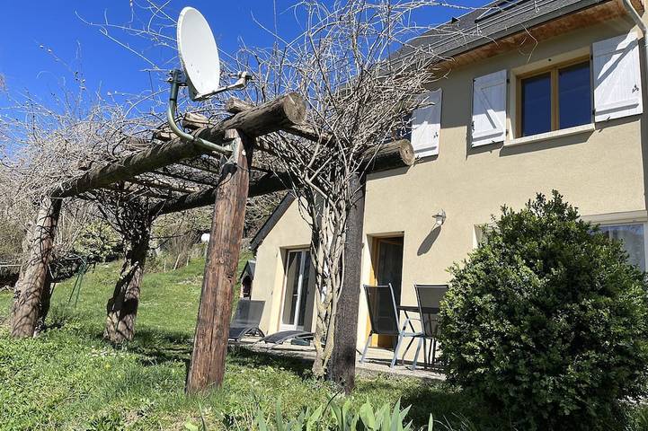 Gîte pour 4 personnes, avec terrasse à Camparan