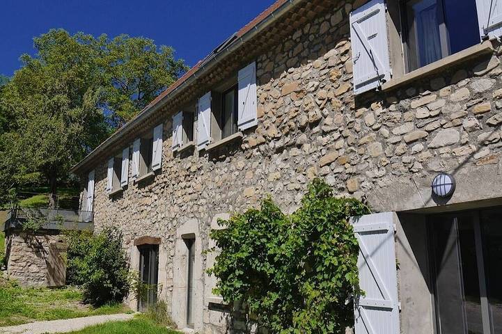 Gîte pour 12 personnes, avec balcon et jardin à Tréminis