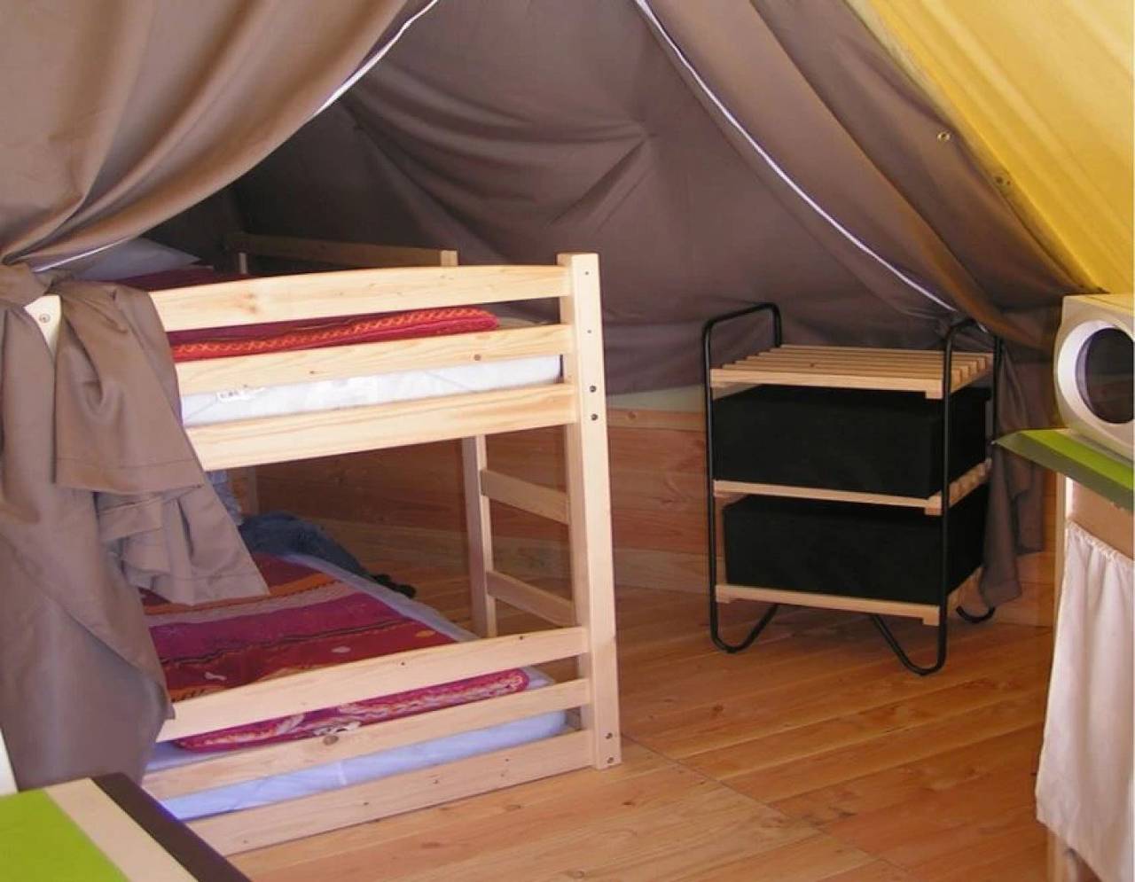 Zecamping 3 étoiles piscine chauffée locatif Bbq 19m2 in Argentonnay, Deux-Sèvres