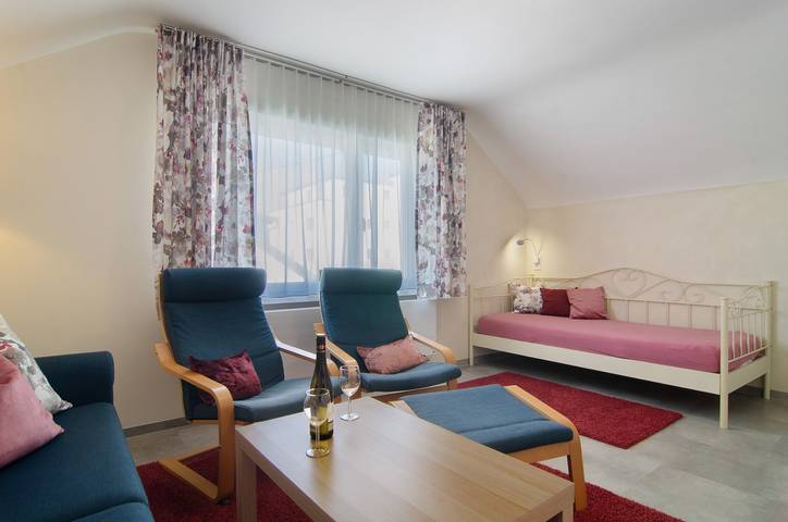 Ganze Wohnung, Ferienwohnung 'Das Kleine Glück' mit Bergblick, privater Terrasse und Wi-Fi in Salem, Region Bodensee-Oberschwaben
