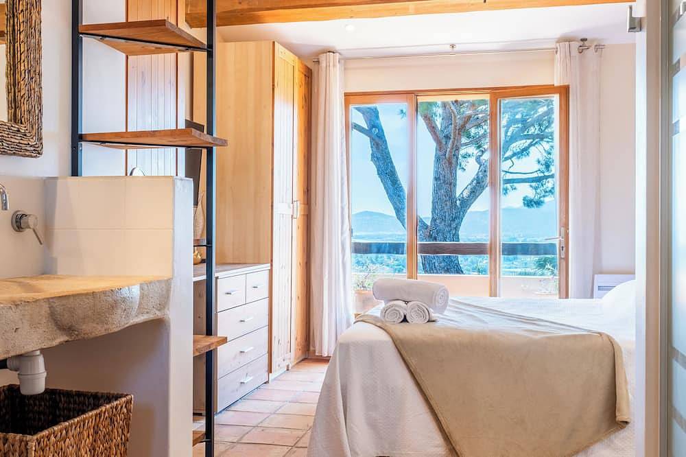 5-Br. Villa with sauna, swimming pool and sea view in La Roquette-sur-Siagne, Cannes regio