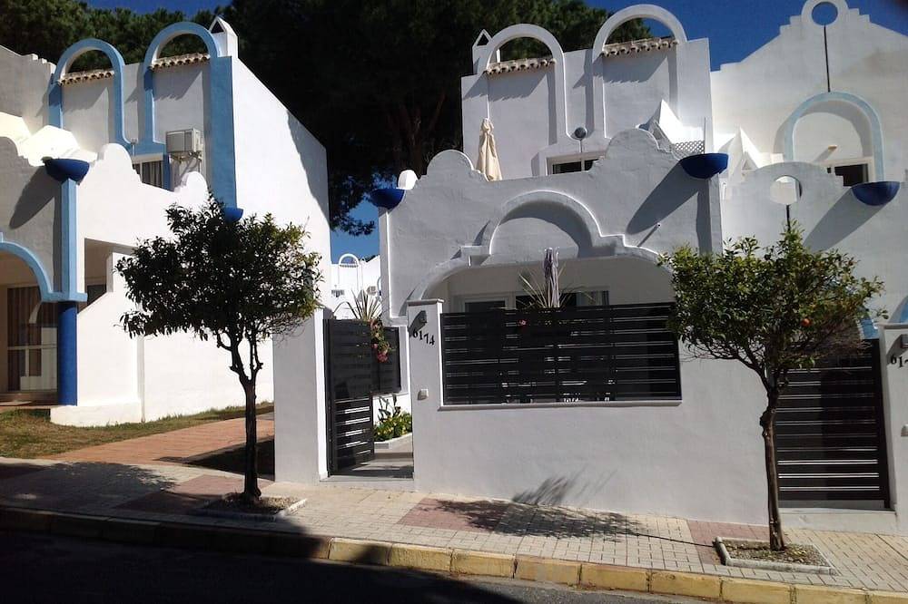 Beautiful  Poolside Corner Villa Private Garden Walk to Beaches in Hacienda Las Chapas, Marbella