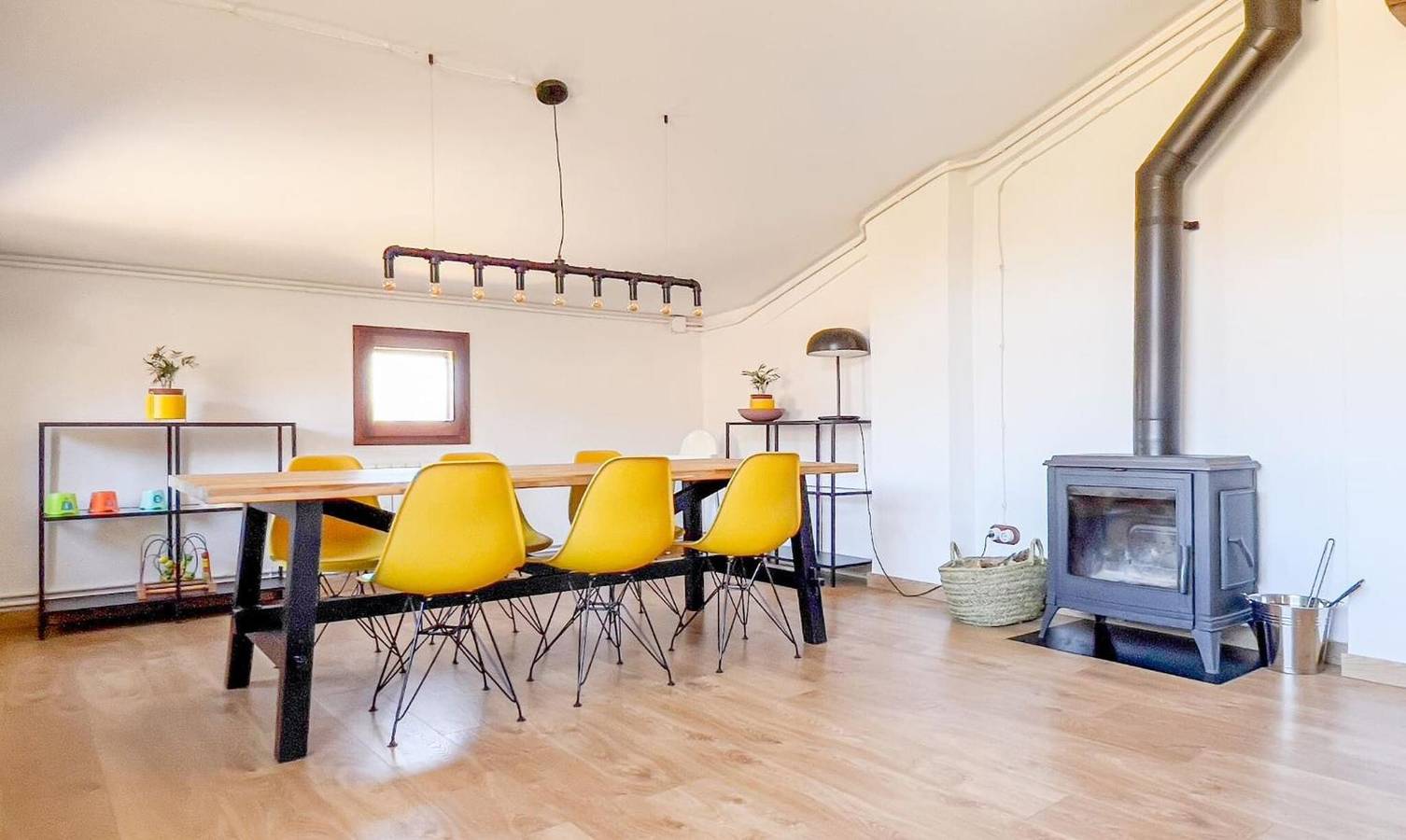 Entire apartment, Can Blanc de Dalt – Spacious Apartment in Garrotxa Natural Park in Montagut i Oix, Garrotxa